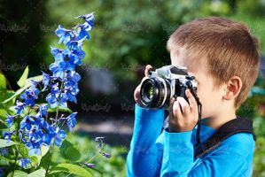 گل آبی پسر بچه دوربین عکاسی