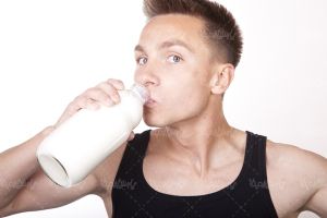 شیر لبنیات لیوان شیر مرد جوان