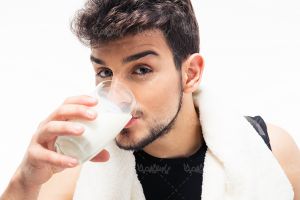 شیر لبنیات لیوان شیر مرد جوان