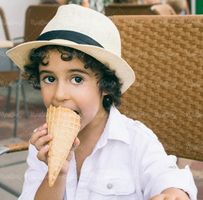کودک بچه خردسال بستنی قیفی
