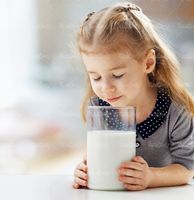 بچه کودک شیر نوشیدنی مقوی