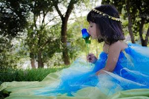 دختر بچه شاخه گل رز آبی آتلیه کودک