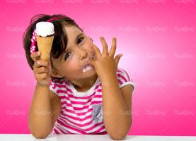 بستنی خوردن بچه