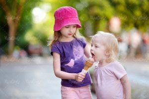 بستنی خوردن بچه