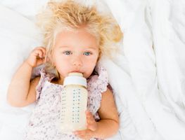 تصویر با کیفیت شیر خوردن بچه