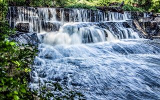 تصویر با کیفیت آبشار و چشم انداز از جنگل درفصل تابستان