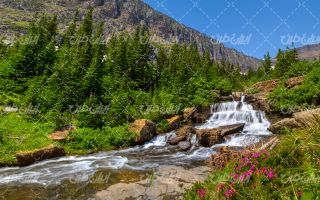 تصویر با کیفیت آبشار و چشم انداز از کوه درفصل تابستان
