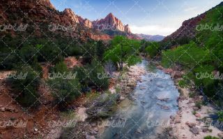 تصویر با کیفیت رودخانه و چشم انداز کوه ،صخره و آسمان آبی