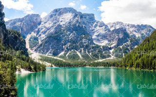تصویر با کیفیت دریاچه زیبا به همراه کوه سنگی ، آسمان آبی و ابر