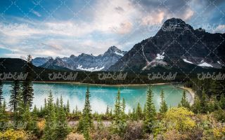 تصویر با کیفیت دریاچه زیبا به همراه کوه و جنگل ، برف