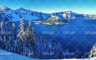تصویر با کیفیت منظره فصل زمستان به همراه دریاچه و برف