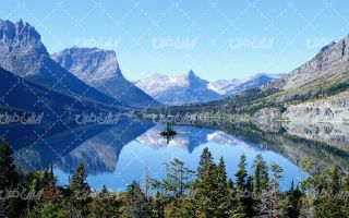 تصویر با کیفیت منظره دریاچه به همراه کوه و آسمان آبی