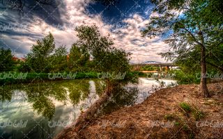 تصویر با کیفیت چشم انداز رودخانه به همراه آسمان آبی