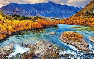 تصویر با کیفیت چشم انداز پاییز به همراه آسمان آبی و رودخانه
