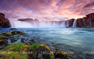 تصویر با کیفیت منظره زیبای آبشار خروشان و آسمان ابری