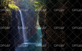 تصویر با کیفیت منظره دره زیبا و آبشار همراه با قایق پارویی