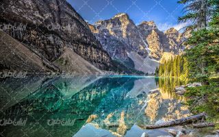 تصویر با کیفیت منظره دریاچه زیبا به همراه کوه و درختان