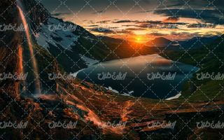 تصویر با کیفیت منظره غروب خورشید به همراه دریاچه