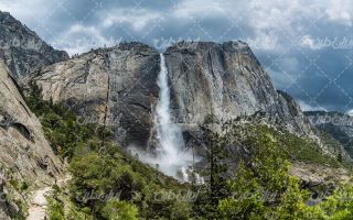 تصویر با کیفیت منظره زیبایآبشار به همراه آسمان ابری