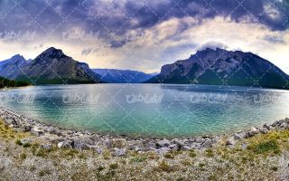 تصویر با کیفیت منظره زیبای دریاچه به همراه کوه و برف