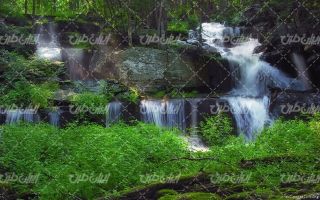 تصویر با کیفیت منظره زیبای آبشار به همراه جنگل انبوه