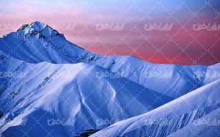 تصویر با کیفیت منظره زیبای کوه پوشیده از برف و فصل زمستان