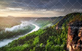 تصویر با کیفیت منظره زیبای رودخانه به همراه درخت و دره