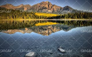 تصویر با کیفیت منظره زیبای کوه به همراه دریاچه و آب زلال