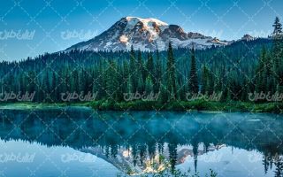 تصویر با کیفیت منظره زیبای کوه به همراه دریاچه و آسمان آبی