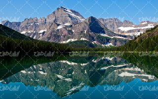 تصویر با کیفیت منظره زیبای کوه به همراه دریاچه و آسمان آبی