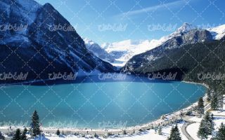 تصویر با کیفیت منظره زیبای فصل زمستان به همراه دریاچه و کوه
