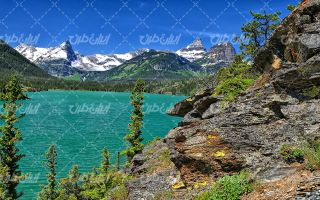تصویر با کیفیت منظره زیبای کوهستان به همراه دریاچه و درخت