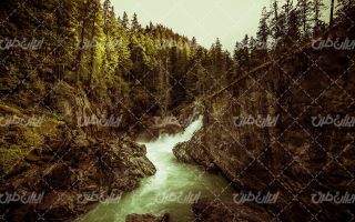 تصویر با کیفیت منظره زیبای آبشار به همراه جنگل و درخت