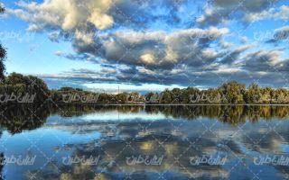 تصویر با کیفیت منظره زیبای دریاچه به همراه درخت و آسمان