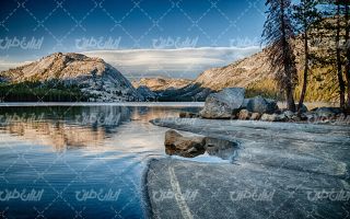 تصویر با کیفیت منظره زیبای دریاچه به همراه صخره و درخت