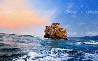 تصویر با کیفیت منظره زیبای صخره وسط دریا همراه با موج دریا