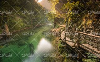 تصویر با کیفیت منظره زیبای رودخانه همراه با دره زیبا و راه چوبی