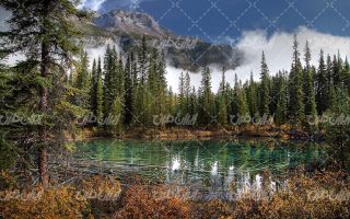 تصویر با کیفیت منظره زیبای دریاچه همراه با کوه و آب