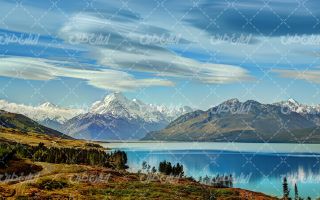 تصویر با کیفیت منظره زیبای دریاچه همراه با کوه های پوشیده از برف