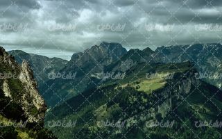 تصویر با کیفیت منظره زیبای کوهستان همراه با جنگل و اسمان ابری