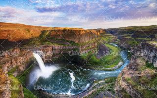 تصویر با کیفیت منظره زیبای آبشار همراه با رودخانه و طبیعت بهاری