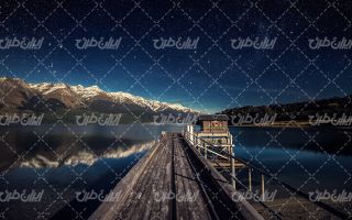 تصویر با کیفیت منظره زیبای اسکله همراه با دریاچه و پر ستاره