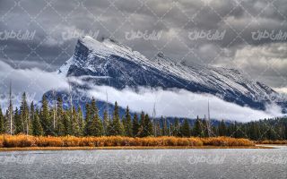 تصویر با کیفیت منظره زیبای کوهستان پوشیده از برف همراه با دریاچه