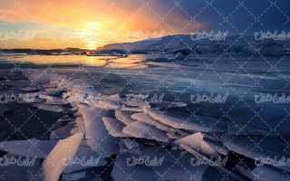 تصویر با کیفیت منظره زیبای دریاچه یخ زده همراه با غروب آفتاب