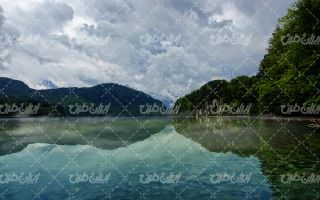 تصویر با کیفیت منظره زیبای دریاچه همراه با درخت و کوه