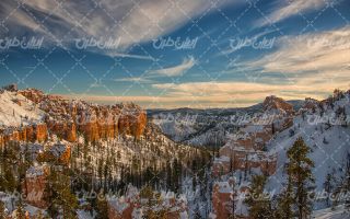 تصویر با کیفیت منظره زیبایفصل زمستان همراه با برف و صخره