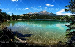 تصویر با کیفیت منظره زیبای دریاچه همراه با کوه و جنگل
