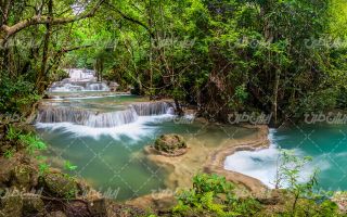 تصویر با کیفیت منظره زیبای آبشار همراه با جنگل و رودخانه