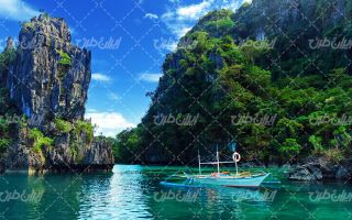تصویر با کیفیت منظره زیبای صخره بزرگ همراه با آسمان آبی و قایق