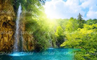 تصویر با کیفیت منظره زیبای آبشار همراه با درخت و دریاچه